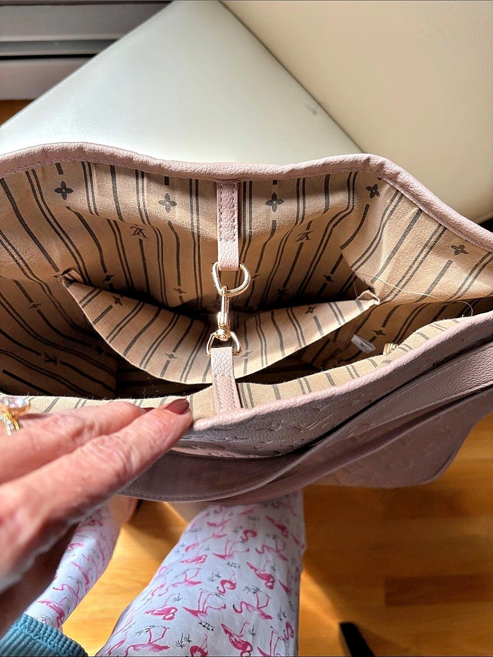 Fashion- Louis Vuitton Loop Hobo Shoulder Bag Beige - Picture 6 of 16
